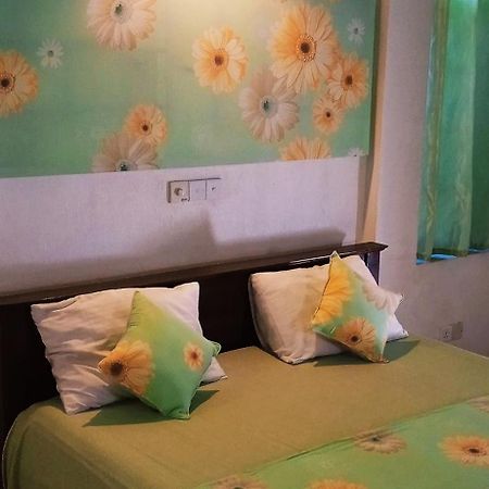 Nilas Guesthouse Хиккадува Экстерьер фото