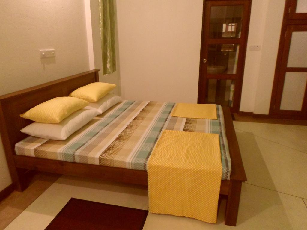 Nilas Guesthouse Хиккадува Номер фото