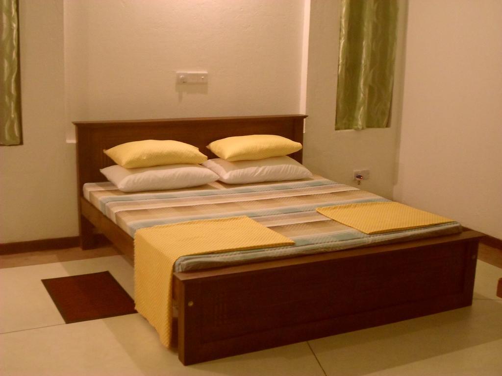 Nilas Guesthouse Хиккадува Номер фото
