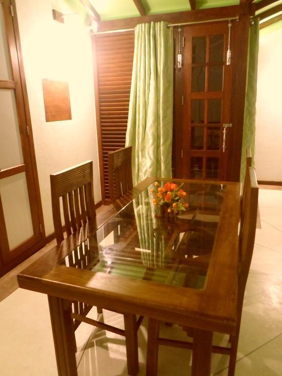 Nilas Guesthouse Хиккадува Номер фото