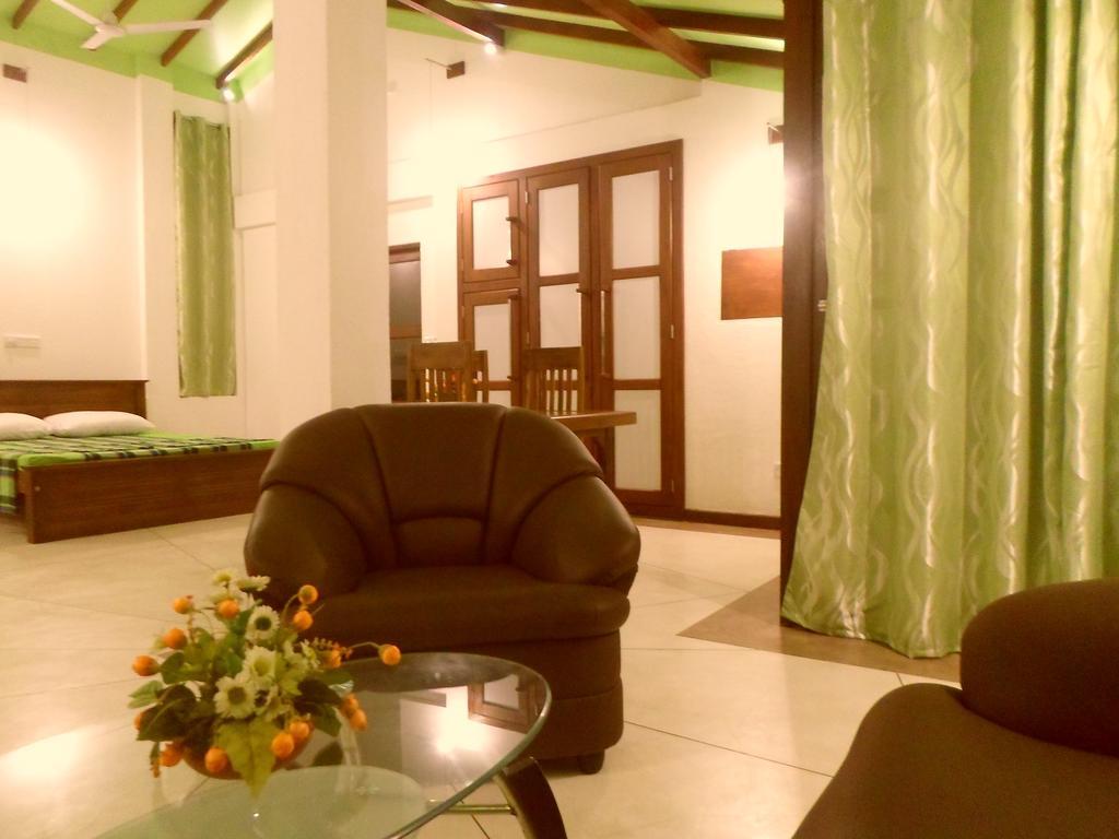 Nilas Guesthouse Хиккадува Экстерьер фото