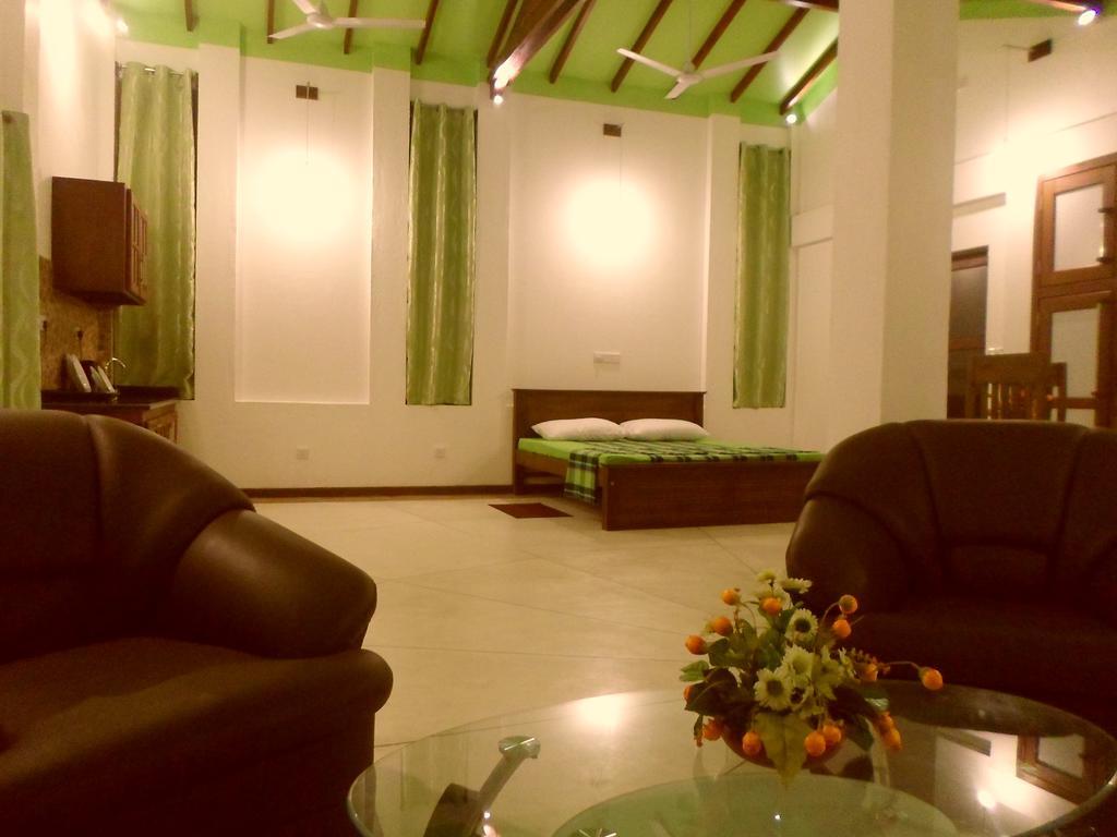 Nilas Guesthouse Хиккадува Экстерьер фото