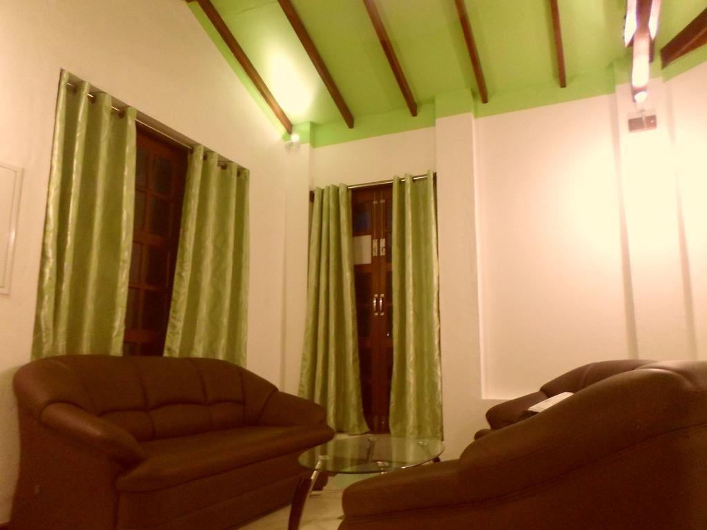 Nilas Guesthouse Хиккадува Номер фото