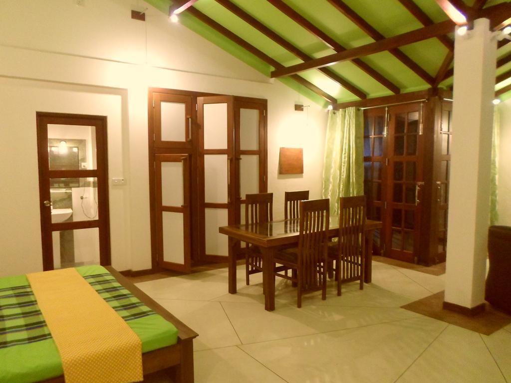 Nilas Guesthouse Хиккадува Номер фото