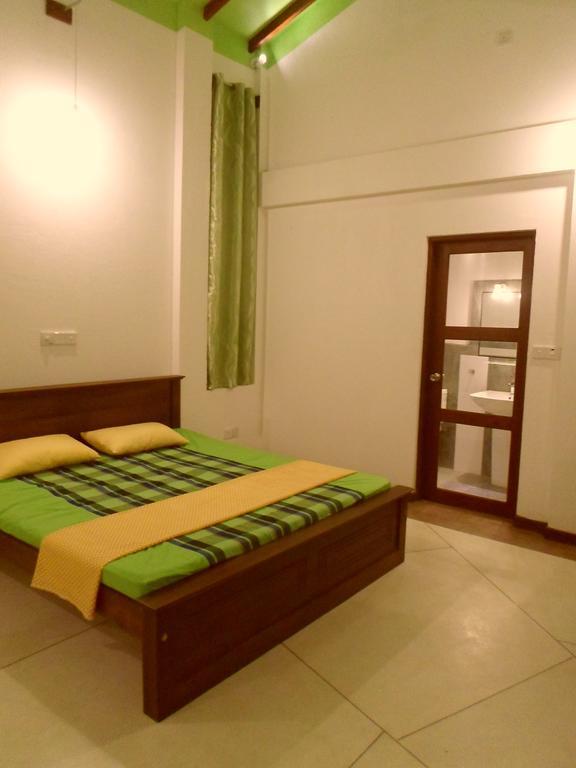 Nilas Guesthouse Хиккадува Номер фото
