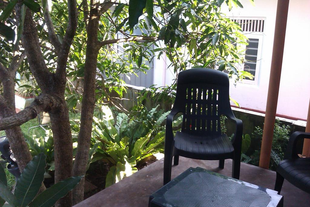 Nilas Guesthouse Хиккадува Экстерьер фото
