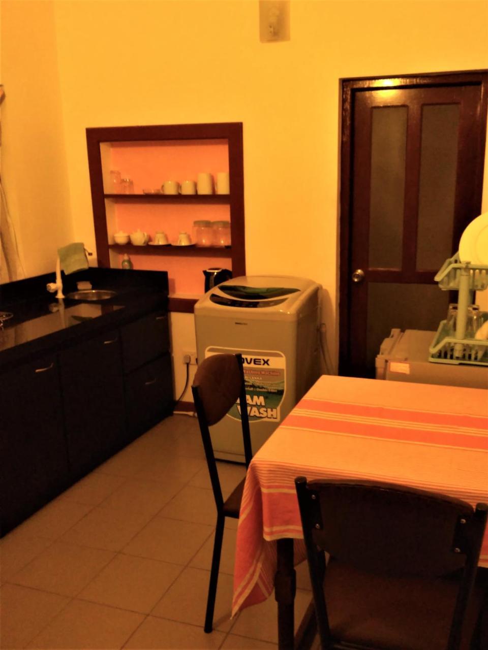Nilas Guesthouse Хиккадува Экстерьер фото